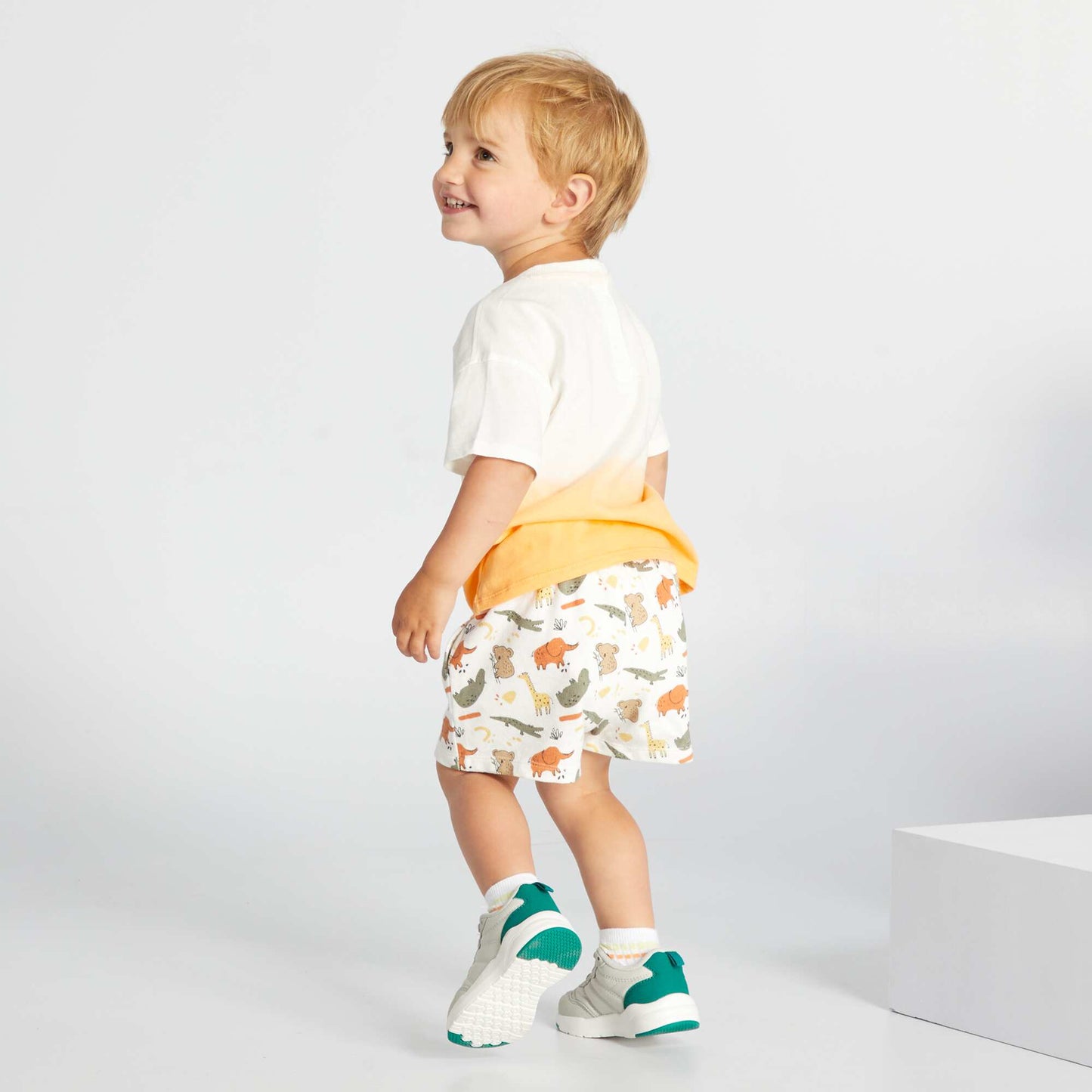 Knit shorts with stylish print WHITE