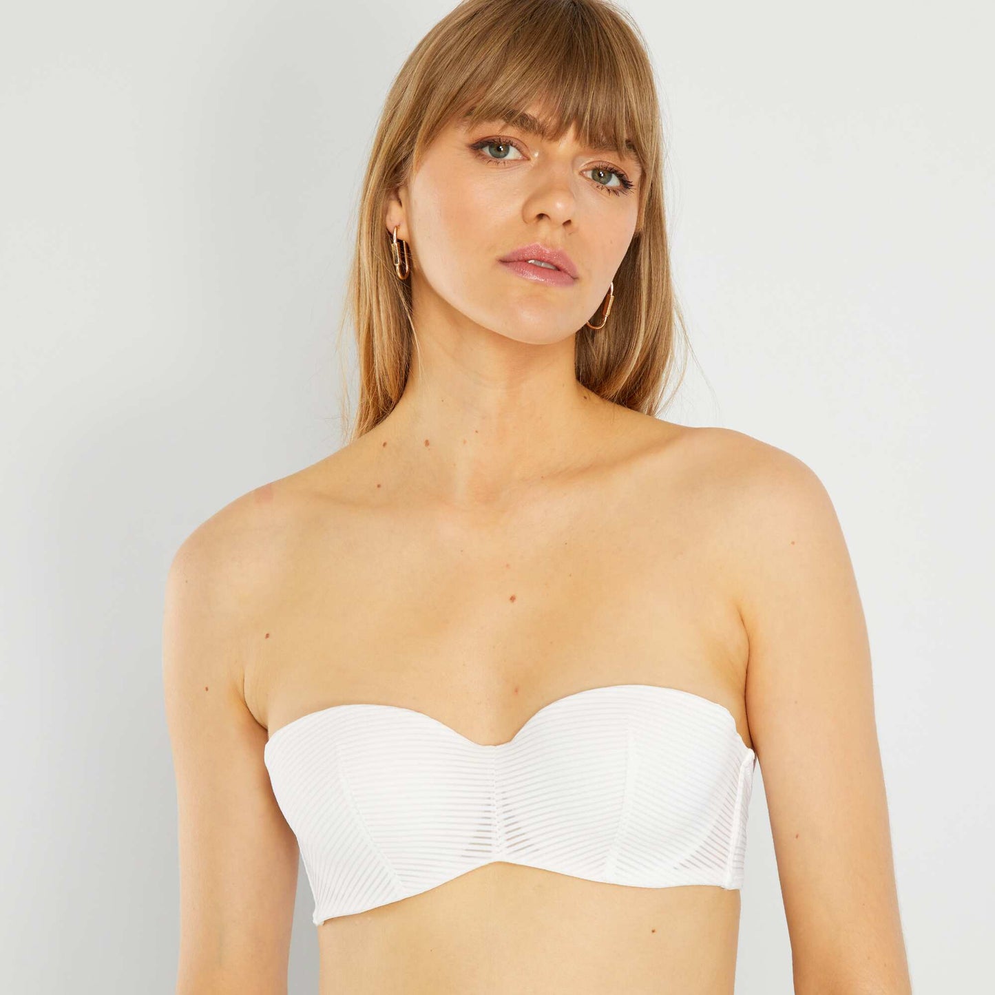 Bra with detachable straps white