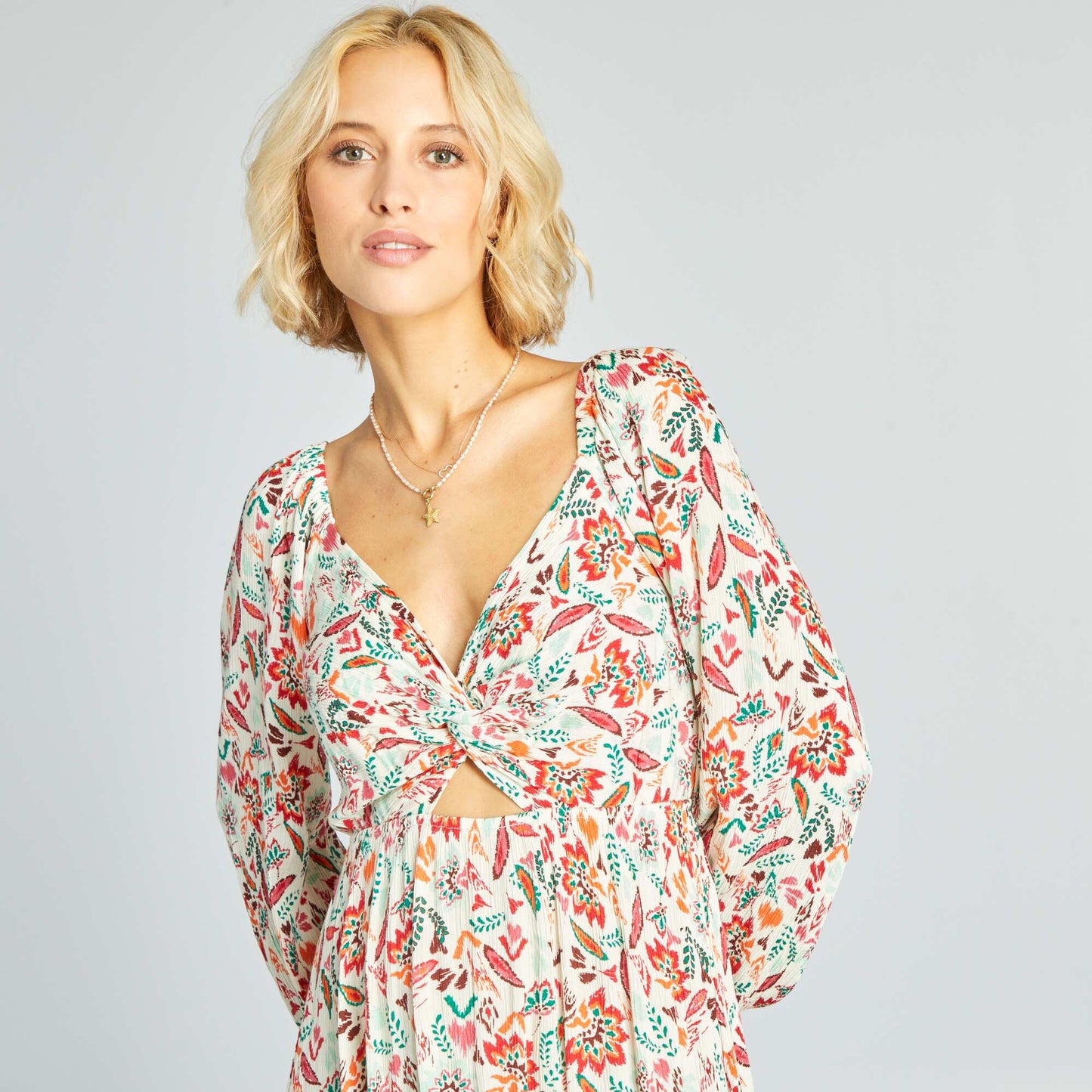 Long printed dress with cut-out at the chest BEIGE