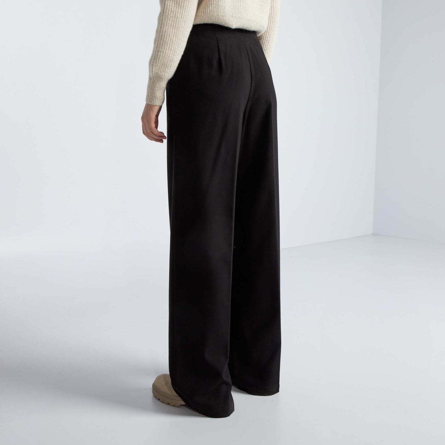 Classic wide-leg trousers black