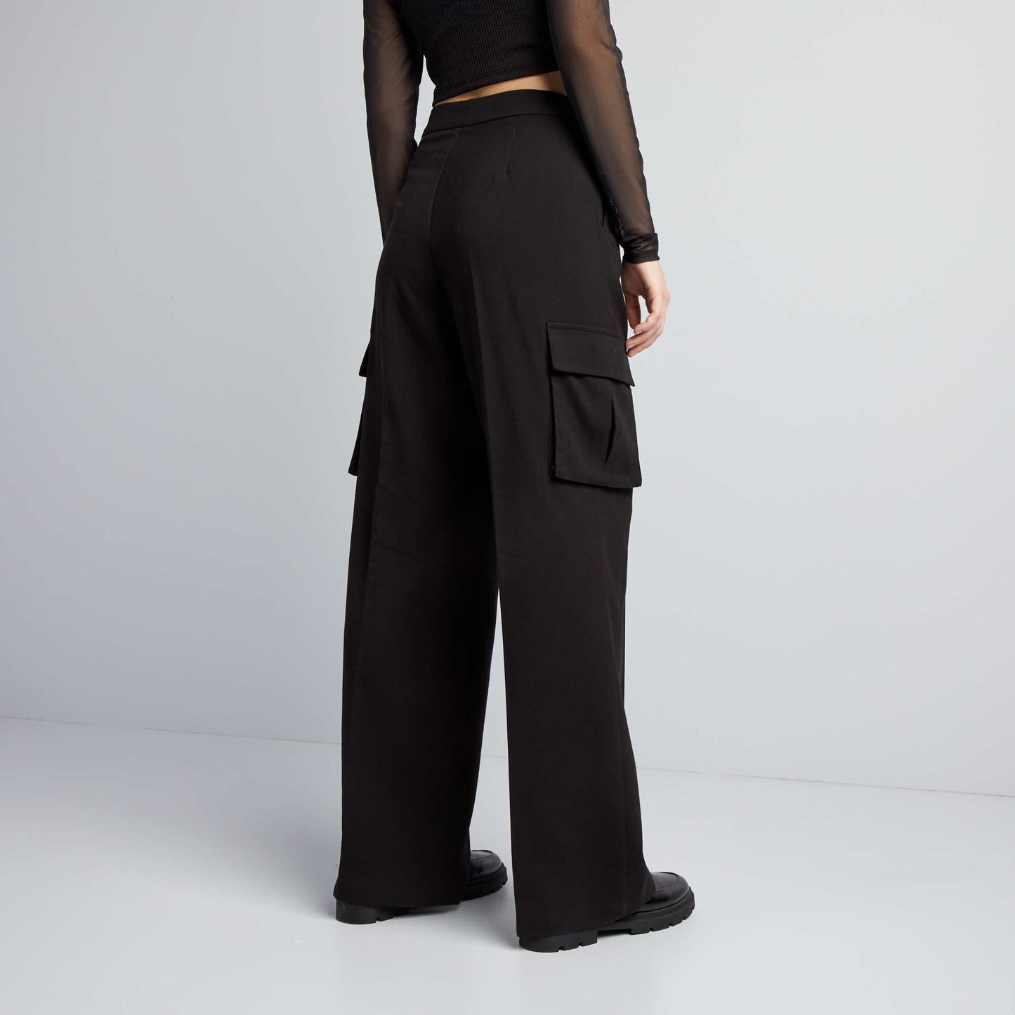 Flowing multi-pocket trousers black