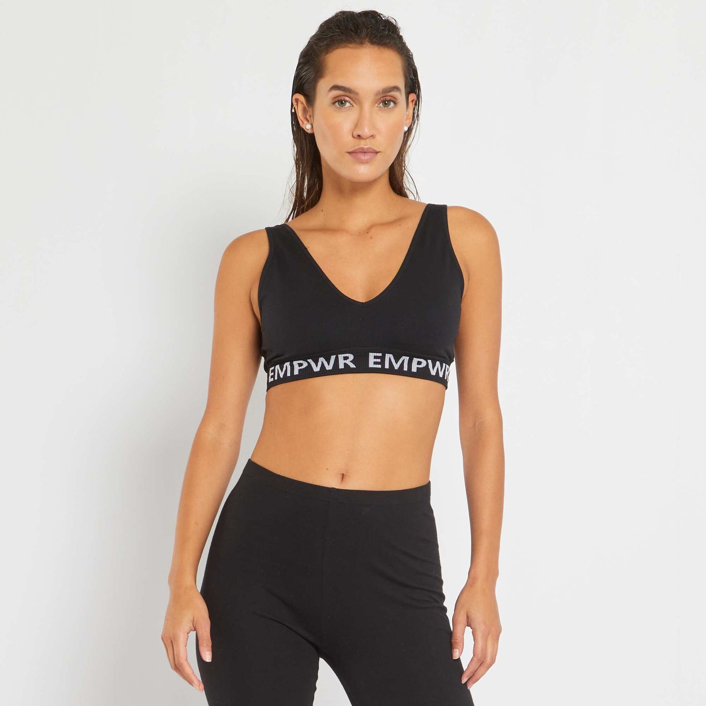 Sports bra with removable pre-formed cups Black